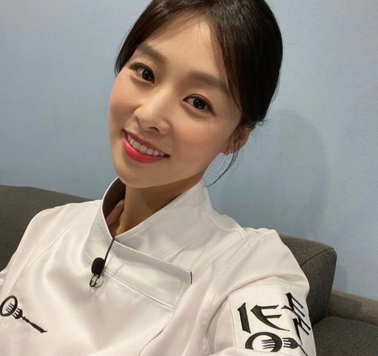 Jang Shin-young posted a picture on his instagram with an article called Cooking.The photo shows Jang Shin-young, dressed as a chef, smiling at the camera, while she is not believed to be the mother of two children.Meanwhile, Jang Shin-young married Kang Kyung-joon in 2018; he is currently appearing on JTBCs Cooking - Birth of the Cooking King.