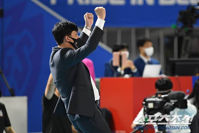 KGC인삼공사 이영택 감독이 25일 AI페퍼스전서 경기 도중 두팔 벌려 기뻐하고 있다. 사진제공=KOVO