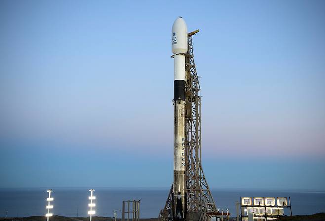23일 미국 캘리포니아주 밴덴버그 우주군 기지 발사대에 다트 우주선이 탑재된 스페이스X의 팰컨9 로켓이 발사 대기 중이다. /AP연합뉴스