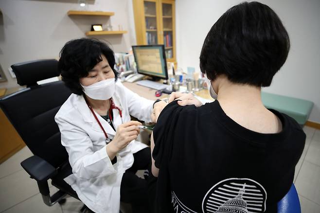 지난 1일 오후 서울의 한 소아청소년과 의원에서 청소년이 백신을 접종받고 있다. /연합뉴스