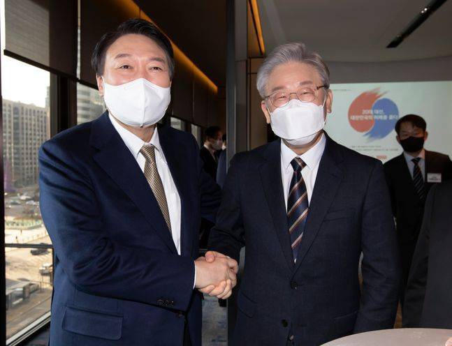이재명 더불어민주당 대선 후보(오른쪽)와 윤석열 국민의힘 대선 후보가 24일 오전 서울 종로구 포시즌스 호텔에서 중앙일보 주최로 열린 ‘2021 중앙포럼’에 참석해 인사하고 있다. ⓒ국회사진취재단