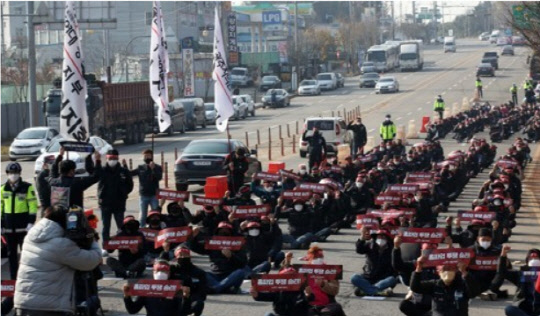 25일 오전 광주 광산구 하남산단에서 화물연대 광주본부 조합원들이 파업 출정식하고 있는 모습. <연합뉴스>
