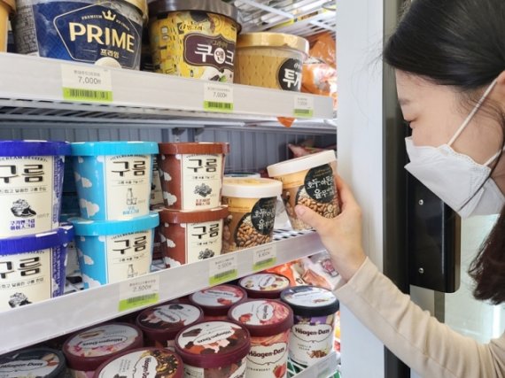 한 고객이 CU 매장에서 '구름' 시리즈 등 차별화 아이스크림을 살펴보고 있다. CU 제공