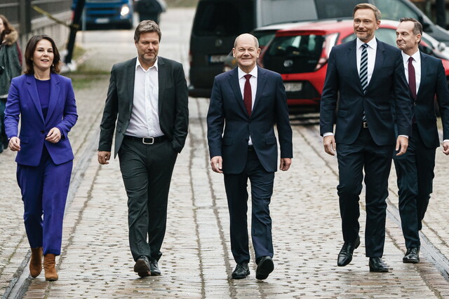 올라프 숄츠(가운데) 독일 사민당 대표가 24일 녹색당·자유민주당 쪽과 연립정부 구성 협상을 마무리한 뒤 이를 발표하기 위해 행사장으로 향하고 있다. 베를린/EPA 연합뉴스