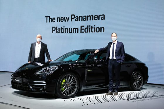 (왼쪽부터)토마스 프리무스 포르쉐 파나메라 제품 라인 총괄과 홀가 게어만 포르쉐코리아 대표가 파나메라 플래티넘 에디션을 소개하고 있다. 포르쉐코리아 제공