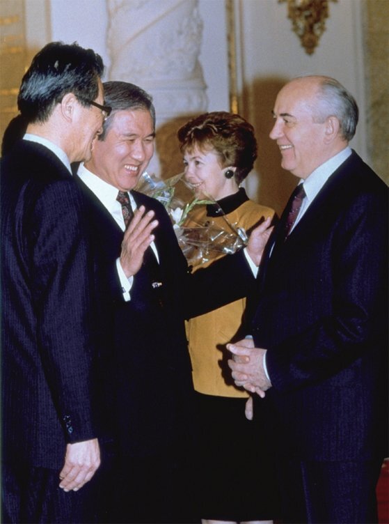 1990년 12월 14일 소련을 방문한 노태우 대통령이 고르바초프 소련 대통령과 환담하고 있다.