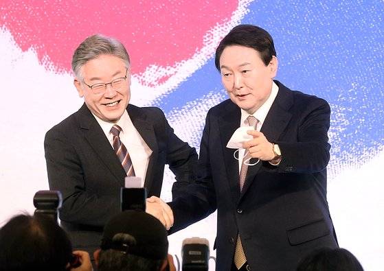 이재명 더불어민주당 대선후보(왼쪽)와 윤석열 국민의힘 대선후보가 24일 서울 종로구 포시즌스호텔에서 중앙일보가 주최한 ‘2021 중앙포럼’에 참석해 서로 인사를 나누고 있다. 강정현 기자