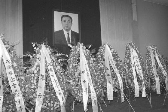 지난 1994년 7월 베이징 주중 북한 대사관에 마련된 김일성 빈소. 장쩌민 당시 중공 총서기 겸 국가주석 겸 중앙군사위 주석, 최고 실력자 덩샤오핑의 조화가 놓여있다. [중앙포토]