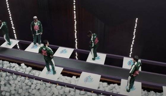 드라마 '오징어게임'을 현실에서 구현한 유튜버 '미스터 비스트'의 오징어게임 영상이 25일 유튜브에서 공개됐다. 드라마에 등장한 각종 한국 어린이들의 놀이가 세밀하게 표현돼 눈길을 끌었다. [유튜브 캡처]