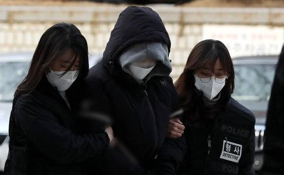 강동구 자택에서 3세 아들을 때려 숨지게 한 혐의를 받는 30대 의붓어머니 이 모씨가 23일 오후 서울 서초구 서울중앙지방법원에서 구속 전 피의자심문(영장실질심사)을 받기 위해 법정으로 들어서고 있다. 뉴스1