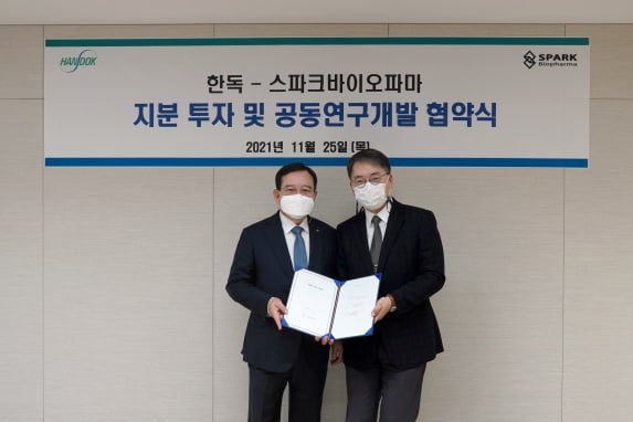 김영진 한독 회장(사진 왼쪽)과 박승범 스파크바이오파마 대표가 기념 촬영을 하고 있다./사진 제공=한독
