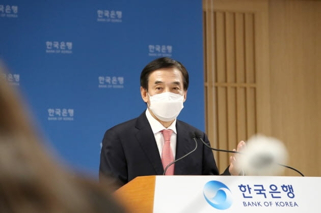 이주열 한국은행 총재가 25일 금융통화위원회 이후 기자간담회에서 발언하고 있다. 한국은행 제공