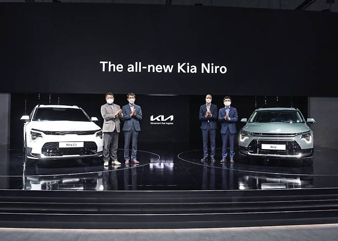 Executives of Kia pose in front of the all-new Kia Niro. (Kia)