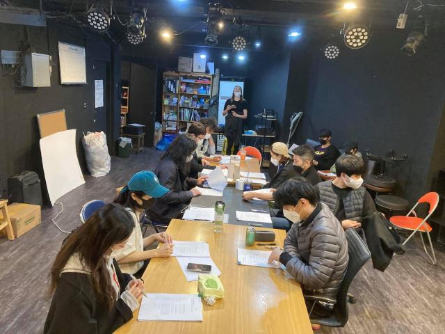드림플레이 테제21의 단원들이 서울 삼선동에 있는 스튜디오에서 작품 리딩을 하고 있다.      드림플레이 테제21