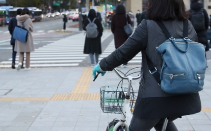 절기상 소설(小雪)인 22일 오전 서울 종로구 세종대로 네거리에서 한 시민이 쌀쌀한 날씨에 장갑을 끼고 자전거를 타며 이동하고 있다./[사진 출처= 연합 뉴스]