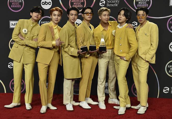 21일(현지시간) 미국 캘리포니아주 로스앤젤레스 마이크로소프트 시어터에서 열린 `아메리칸 뮤직 어워즈`(American Music Awards·AMA) 시상식 프레스룸에서 그룹 방탄소년단(BTS)이 이날 수상한 트로피를 든 채 포즈를 취하고 있다.