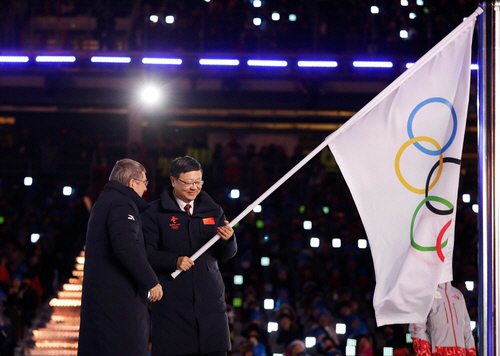2018년 2월 25일 강원도 평창 올림픽스타디움에서 열린 2018 평창동계올림픽 폐회식에서 다음 올림픽 개최지로 선정된 중국 베이징의 천지닝 시장이 토마스 바흐 국제올림픽위원회(IOC) 위원장으로부터 오륜기를 건네받고 있다.  AP 뉴시스