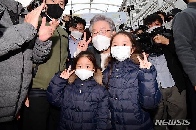 [창원=뉴시스] 차용현 기자 = 매타버스(매주 타는 민생버스)를 타고 전국순회에 나선 더불어민주당 이재명 대통령후보가 13일 오후 경남 창원시 마산어시장 찾아 지지자들과 기념촬영을 하고 있다. 2021.11.13. con@newsis.com