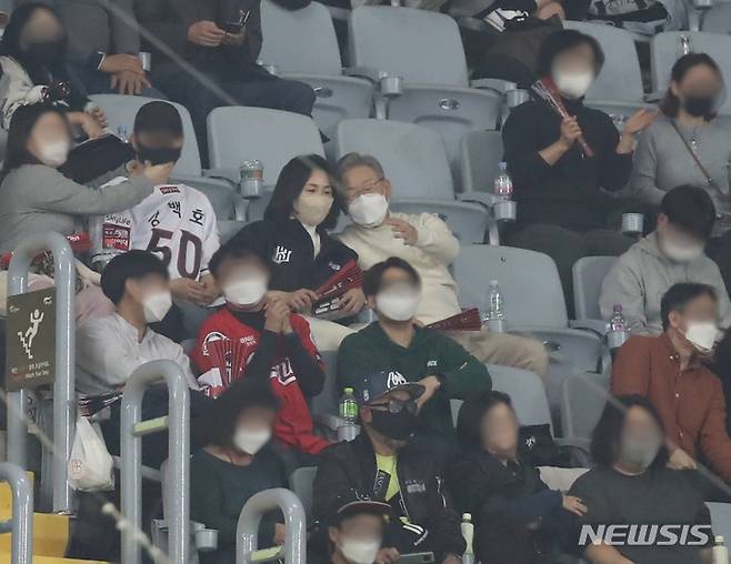 [서울=뉴시스] 조수정 기자 = 이재명 더불어민주당 대선후보와 부인 김혜경 씨가 18일 서울 고척돔에서 열린 프로야구 한국시리즈 4차전 7회 말까지 자리를 지키며 관전, 대화를 나누고 있다.  2021.11.18. chocrystal@newsis.com