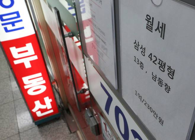 지난 23일 서울의 한 부동산에 아파트 월세 안내문이 붙어 있다.   뉴스1