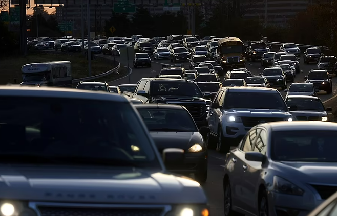 미국 현지시간으로 24일 버지니아주에서 워싱턴DC로 향하는 도로가 자동차로 가득 차 있다 사진=로이터 연합뉴스