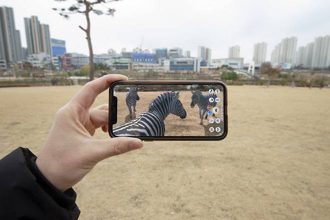 옥정중앙공원에서 스마트폰 어플을 실행시키면 보이는 동물 모습.(사진=양주시 제공)