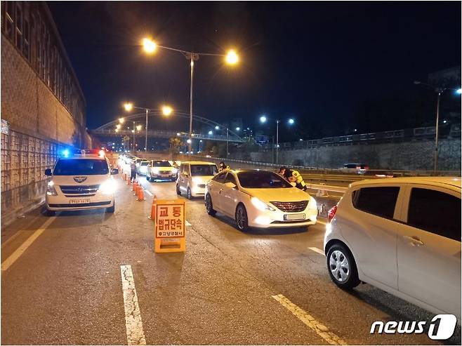 경기북부경찰청이 지난 25일 야간 음주운전단속하는 모습 © 뉴스1