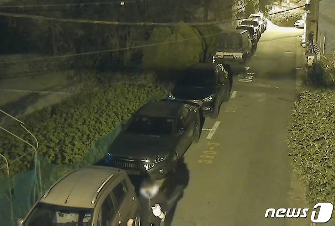 26일 울산중구 CCTV통합관제센터에 따르면 25일 새벽 2시 43분께 한 남성이 태화동의 한 골목길에서 주차된 차량의 운전석 문을 잡아당기는 수상한 모습이 CCTV화면에 포착됐다. © 뉴스1