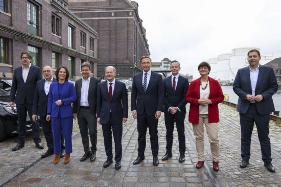 올라프 숄츠 독일 총리 지명자(왼쪽에서 다섯번째)가 24일(현지시간) 독일 베를린에서 연립정부를 구성하는 정당 대표들과 합동 기자회견에 나서고 있다.(사진출처:블룸버그)
