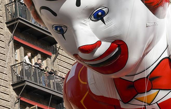 로널드 맥도날드 캐릭터를 형상화한 대형풍선 / EPA 연합뉴스