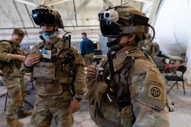 마이크로소프트의 AR 고글 '홀로렌즈2'를 착용한 미 육군 병사들. 미 육군 제공