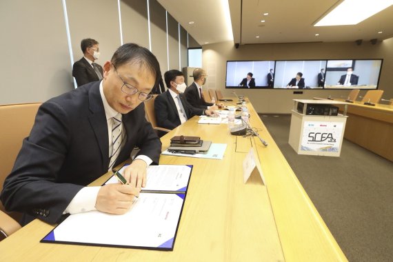 구현모 KT 대표가 지난 25일 화상으로 진행된 KSFA와의 협약에 서명하고 있다. KT 제공.