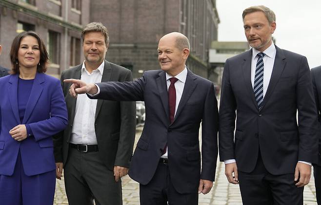 올라프 숄츠(오른쪽 둘째) 독일 사민당 대표가 24일 연립정부 구성 협상을 마무리한 뒤 크리스티안 린트너(맨 오른쪽) 자민당 대표, 아날레나 베어보크(맨 왼쪽)·로베르트 하베크(왼쪽 둘째) 녹색당 공동대표와 기자회견장으로 향하고 있다. 베를린/AP 연합뉴스