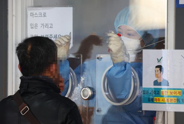 26일 중구 서울역광장에 마련된 코로나19 임시선별검사소를 찾은 시민이 검체 검사를 받고 있다. 연합뉴스