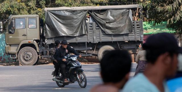 25일 미얀마 군경이 시민방위군 등 반군부 세력 색출을 위해 순찰을 하고 있다. 미얀마 나우 캡처