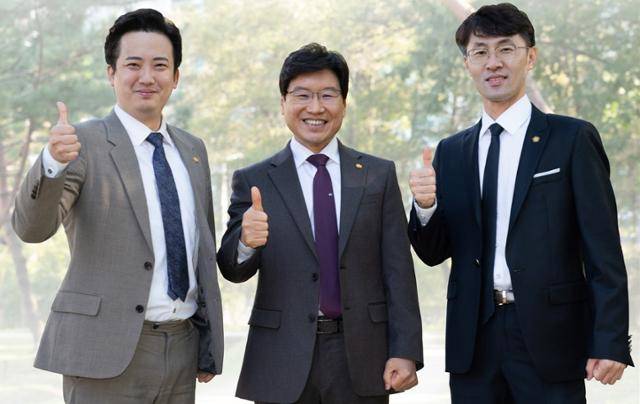 26일 선출된 한국공인노무사회 회장단. 왼쪽부터 박사영 부회장, 이황구 회장, 송치경 부회장. 공인노무사회 제공