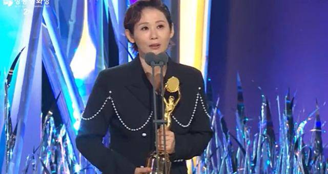 김선영이 '제42회 청룡영화상'에서 여우조연상을 차지했다. KBS2 방송 캡처