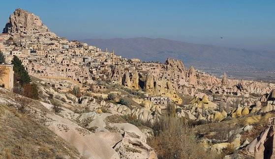 괴레메는 카파도키아 여행의 거점 도시다. 사진은 괴레메의 랜드 마크 우츠히사르성.