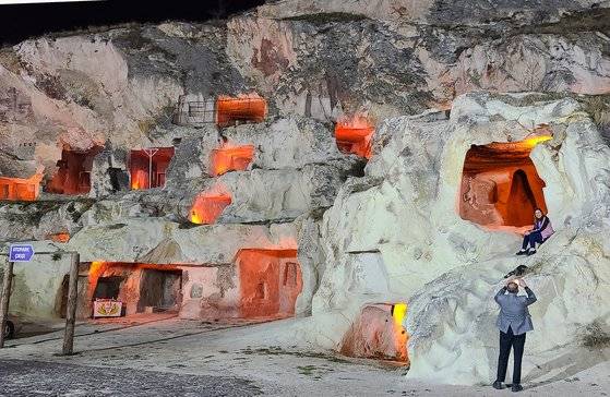 위르귀프 시내 동굴 집. 해가 지면 조명이 들어온다.