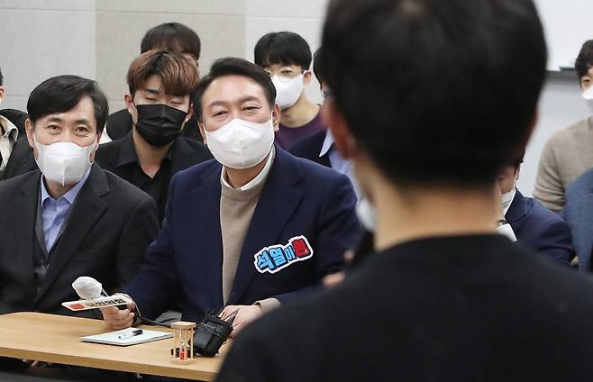 국민의힘 윤석열 대선 후보가 25일 저녁 서울 관악구 서울대학교 호암교수회관 게스트하우스 로즈홀에서 열린 '국민의힘 서울캠퍼스 총회'에서 학생들의 질문을 받고 있다.   왼쪽은 국민의힘 하태경 의원. [연합뉴스]