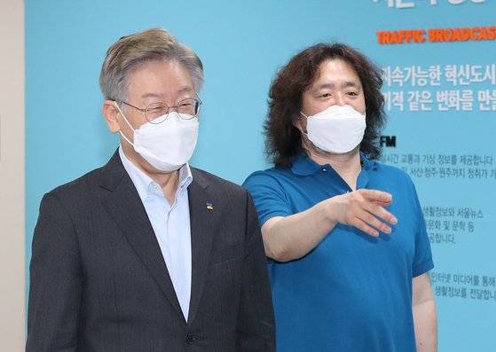 이재명 민주당 대선 후보가 지난 7월 방송인 김어준씨가 진행하는 TBS '김어준의 뉴스공장' 일정을 마치고 김씨와 이동하고 있다. 뉴스1