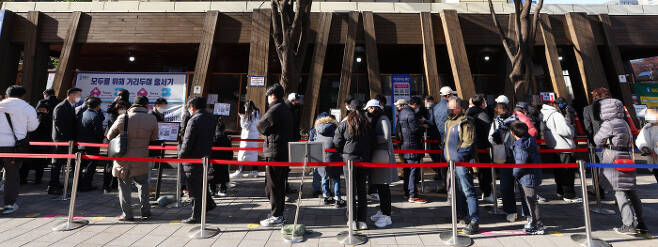 26일 오전 서울 송파구보건소에 설치된 임시 선별진료소를 찾은 시민들이 코로나19 검사를 위해 대기하고 있다. 연합뉴스