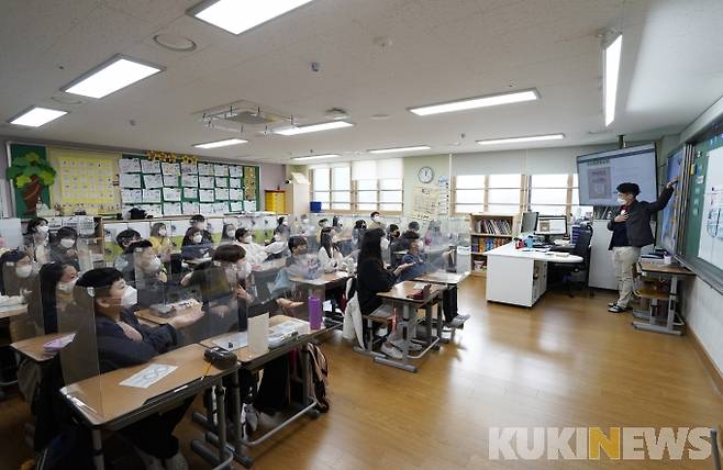 24일 경기도 화성시 동탄 서연초등학교 4학년 2반 사회 시간.&nbsp; &nbsp;사진=박효상 기자