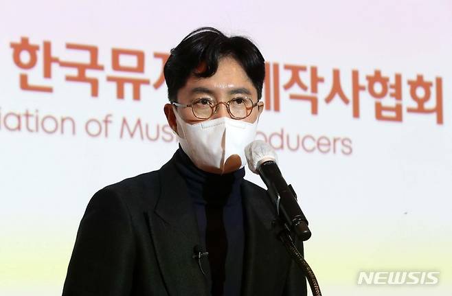 [서울=뉴시스] 박진희 기자 = 신춘수 한국뮤지컬제작사협회 초대 회장이 26일 서울 서초구 예술의전당에서 열린 출범식에 참석하여 인사말을 하고 있다. 2021.11.26. pak7130@newsis.com