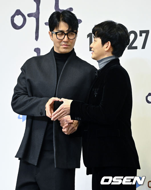 [OSEN=지형준 기자]배우 차승원, 김수현이 포토타임을 하고 있다. 2021.11.26 /jpnews@osen.co.kr