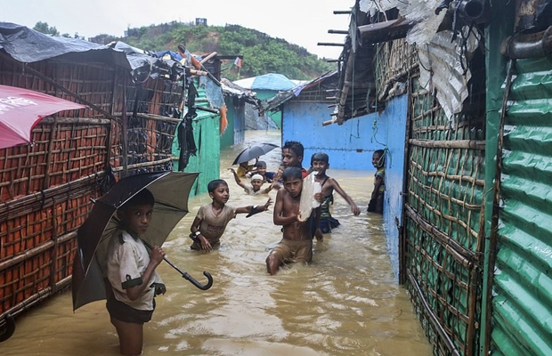 지난 7월 홍수가 난 쿠투팔롱 난민 캠프에서 로힝야족 어린이들이 물놀이를 하고 있다./AP연합뉴스