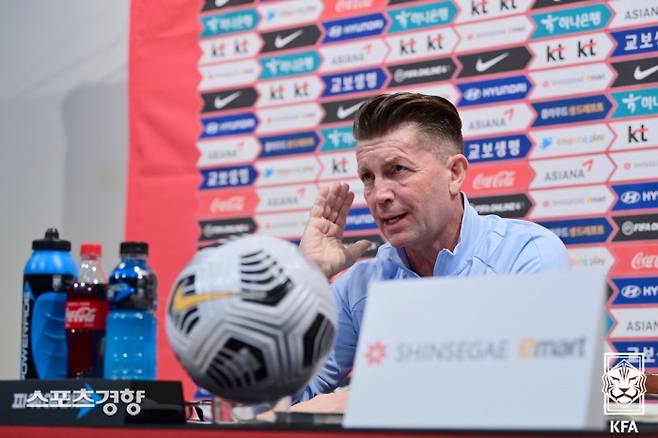 콜린 벨 한국 여자축구대표팀 감독이 26일 파주 국가대표팀트레이닝센터에서 기자회견을 하고 있다.  대한축구협회 제공