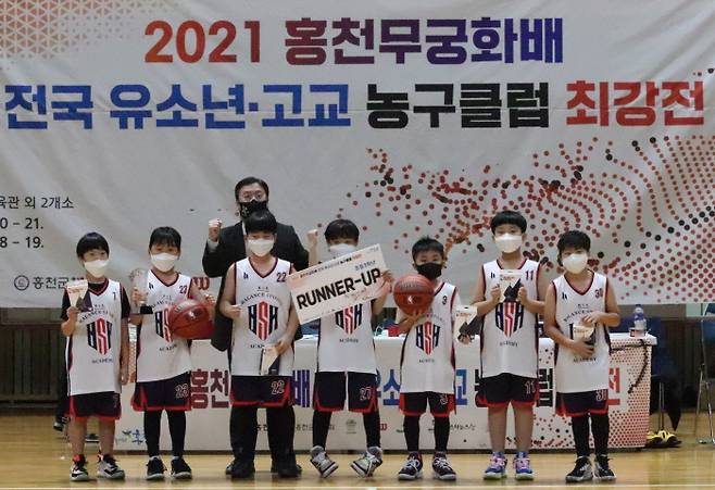 홍천 무궁화배 초등 3학년 부에  출전한 BSA 선수들이 기념 촬영을 하고 있다.  /사진제공=홍천군 체육회