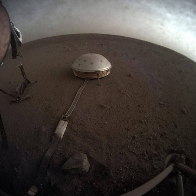 인사이트호가 화성에 설치한 SEIS 지진계 [NASA/JPL-Caltech 제공/ 재판매 및 DB 금지]