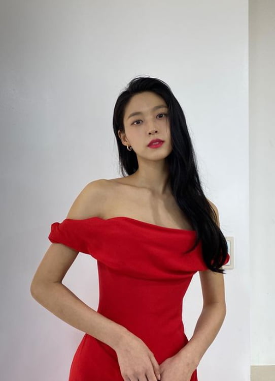 Group AOA member Seolhyun showed off her goddess beauty with intense RED Dress.Seolhyun posted several photos on his Instagram page on Wednesday.In the photo, Seolhyun showed off his elegant charm by wearing an RED color dress that was presented at the 42nd Blue Dragon Film Awards.Seolhyun, in particular, robbed his gaze with a thin arm and clavicle line.Seolhyun appeared as a prize winner with Lee Kwang-soo at the Blue Dragon Film Award ceremony and showed a unique chemistry.